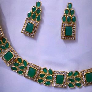 Beautiful Green Necklace With Earrings