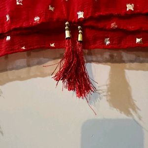 red dupatta