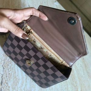 Trending Brown Checks Sling Bag 😍