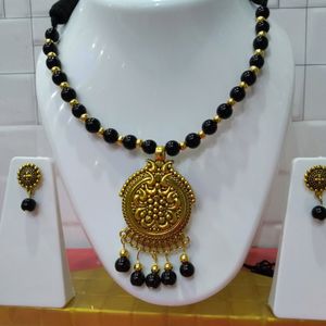 black jewellery set