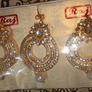 Earings with mangtika