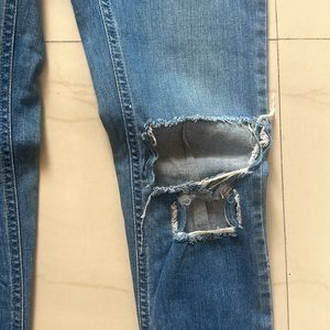 TORN BLUE JEANS FOR MENS