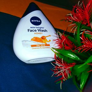 NIVEA Milk Delights Moisturizing Face Wash