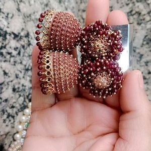 Earrings With Floral Design In Red Colour