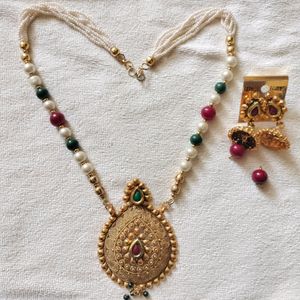 Jewellery Neckpiece With Earrings