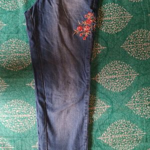 JEANS WITH FLORAL EMBROIDERY