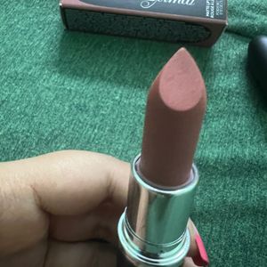 MAC (M.A.CXIMAL) Matte Lipstick “Velvet Teddy”