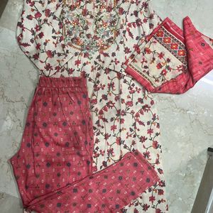 Kurta Pant Dupatta Set.