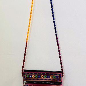 💸👇Multicolour Ethnic Sling Bag With Earrings!!