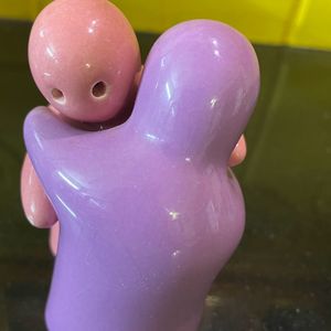 Salt And Pepper Shaker - Hugging Couple