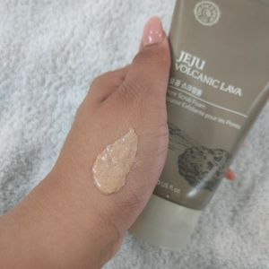 The Face Shop Jeju Volcanic Lava Pore Scrub Foam