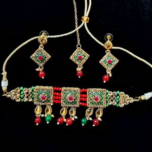 NECKLACE WITH MANGTIKA AND EARRINGS