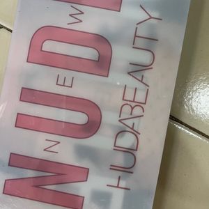 Huda Beauty Nude Pallete