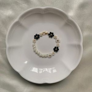 Black And White Daisy Pearl Bracelet
