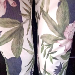 New🥳  Creamy floral Print Pants 🌸