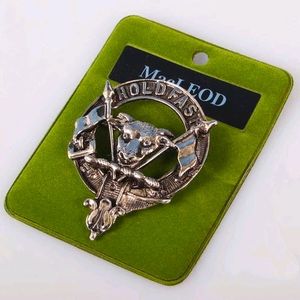 MacLeod Clan Crest Badge / Brooch in Pewter