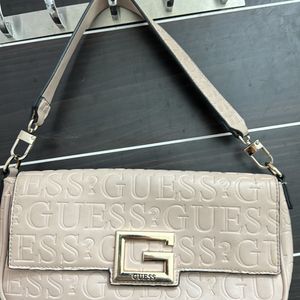 A Very Chique Guess Bag For Daily Use