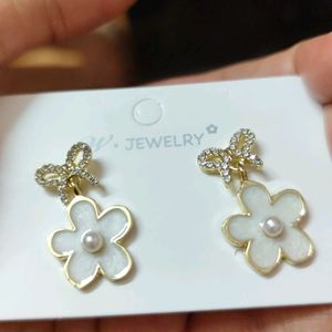 Korean Studded Beautiful Flower Earring