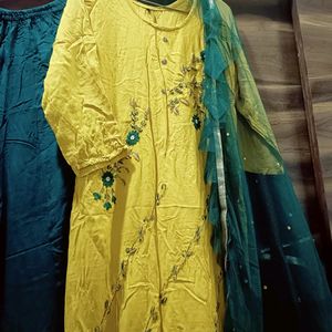 Yellow Ang Bottle Green Kurta Set With Net Dupatta