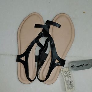 Branded Unused Ladies Flipflops Ar Best Price.