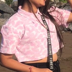 pink crop top t-shirt 💓its so comfortable t-shirt and it's look like beaches view give and very affordable t-shirt and 2 time wear and t-shirt conditions very very good