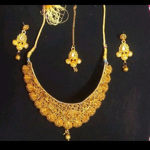 Chokar Set With Earings And Mangtikka