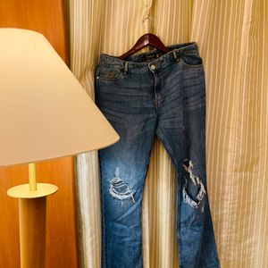 Ripped High Waist Blue Jeans With H&M T-shirt