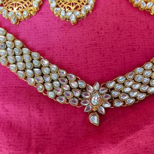 Beautiful Kundan Necklace With Mangtika