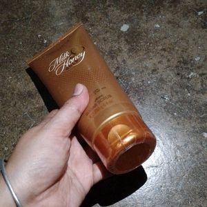 Milk And Honey 🍯 body Scrub From Oriflame