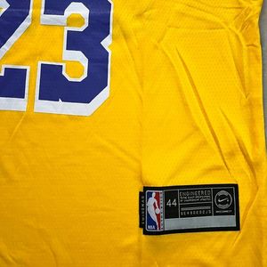 LAKERS YELLOW BASKETBALL JERSEY 23 SIZE M (40)