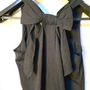 "Classic Black with a Twist: Sleeveless Bow-Detail