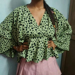 Green cheetah print V neck peplum top 🐆💚