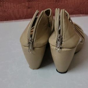 Price Drop 🥳Beautiful Beige Wedges