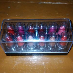 I Selling Multi Colour Lipstick Set.