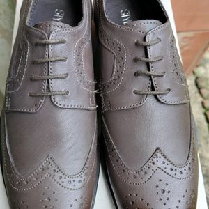 Size 7 Leather Shoe