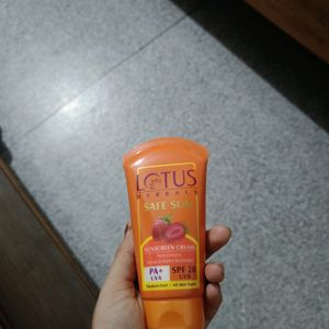 Sunscreen (LOTUS HERBAL)