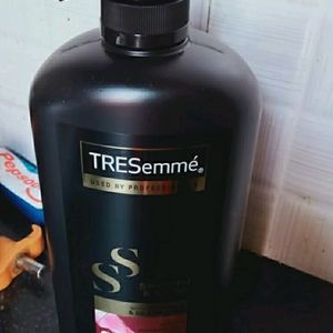 TRESemme Smooth & Shine Shampoo 1 L, With Vitamin H & Silk Proteins For Silky Smooth Hair - Moisturises Dry & Frizzy Hair, For Men & Women