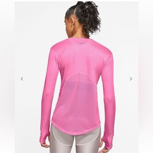 NIKERound-Neck T-shirt with Thumb Hole