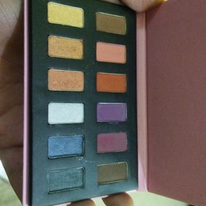 Myglamm 12 Eyeshadow Kit