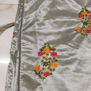 😍🌷New Beautiful Greyish Art Slik Saree😍🌷