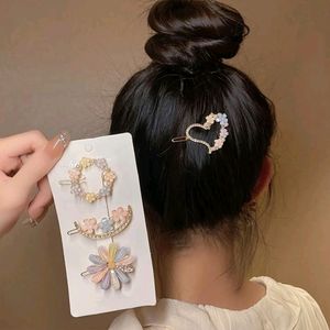 4 Korean Hair Clips 🌼🌼