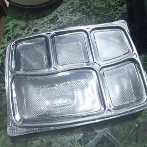 4 Plastic Plates And 1 Container