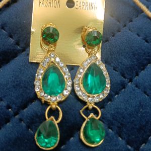 Diamond And Green Stones Choker With Earrings