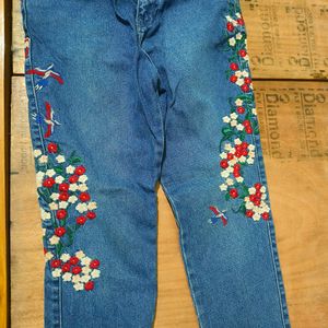 Trendyol Embroidered Jeans