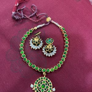 Jewellery Set With Green Stones And Earrings Wit