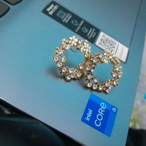 Gold3n Stud With Ad Stone Flower Motive