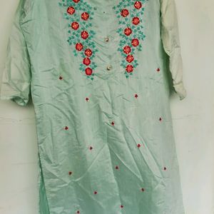 KURTHI SET IN A BEAUTIFUL CONDITION 😍 FLOWERS EMB