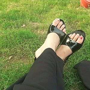 black flat sandles