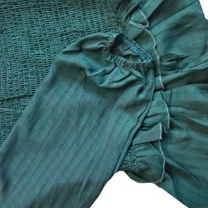 A Green Color Crop Top With Long Sleeves