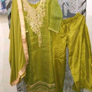 Diwali Offer💚 Latest Wedding Stylish Organza Suit